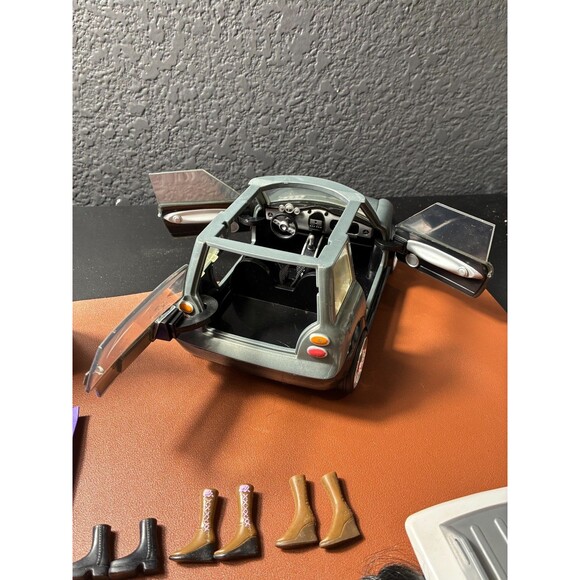 Bratz Doll Lot with Mini Car, Surfboard, Accessories, Clothes and 7 Dolls - Picture 4 of 7